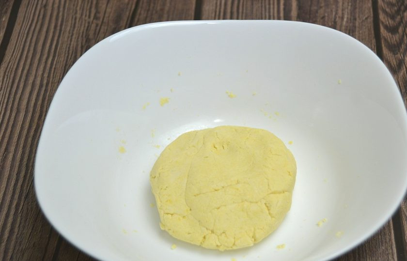 1. Этап. Безглютеновое тесто для пиццы: Замесите тесто, оно будет сыпучим, но при этом его можно собрать в шар. Накройте пленкой и оставьте тесто для брожения на 2-3 часа.