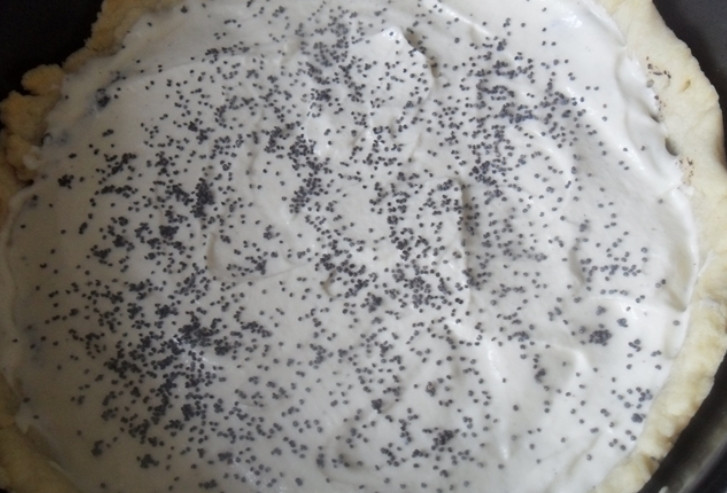 1. Этап. Маковый пирог: В тесто готовое на половину кладем маковую начинку. Сверху заливаем заливкой. Выпекаем 35 минут, температура 180 градусов.