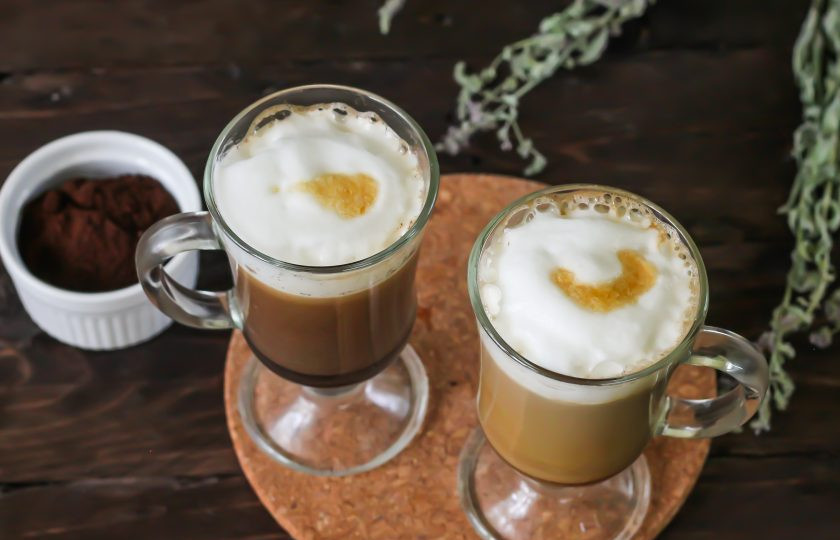 1. Этап. Ванильный капучино: Влейте горячее молоко и выложите пену. В середину молочной пены добавьте 2-3 капли ванильного ароматизатора.