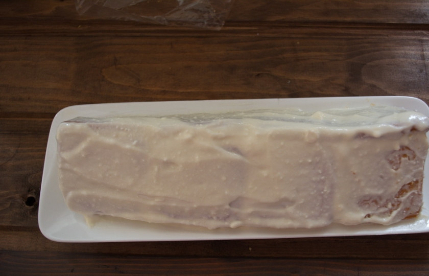 1. Этап. Домик из печенья: Перенесите домик на блюдо. Уберите пленку. Остатками творожной массы смажьте внешнюю часть домика.