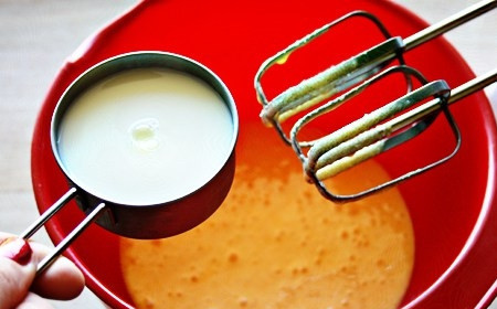 1. Этап. Тортик с клубникой: 7. Аккуратно перемешайте и взбейте миксером до однородности. Влейте молоко.
