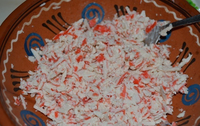 1. Этап. Крабовые котлеты с сыром: 1. Первым делом натираем на крупной терке крабовые палочки.