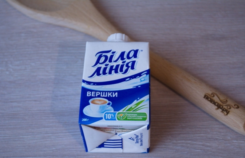 1. Этап. Индейка под сливочным соусом: Подготовьте сливки. В мисочке смешайте их с 2-3 ст. ложками сметаны. Добавьте соль и специи.