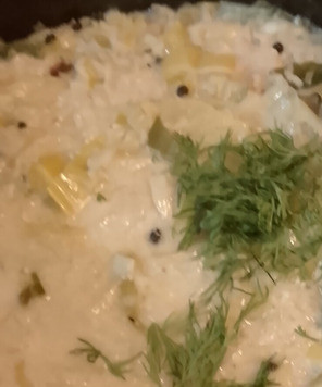 1. Этап. Куриный суп Авголемоно: Наконец, белки добавить к желтками лимонному соку. Перемешать. Затем вылить содержание ёмкости в суп. Дать ему тушиться 5 минут. Посыпать укропом. .