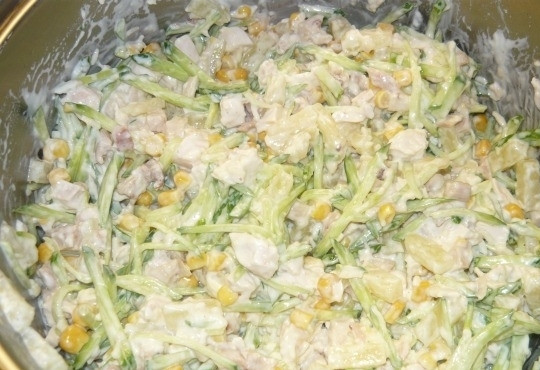 1. Этап. Салат по-гавайски: Открываем баночку кукурузы, сливаем жидкость и выкладываем кукурузу в салатницу. В нее же добавляем нарезанные огурец,курицу, ананасы и половину натертого сыра. Заправляем майонезом и перемешиваем.