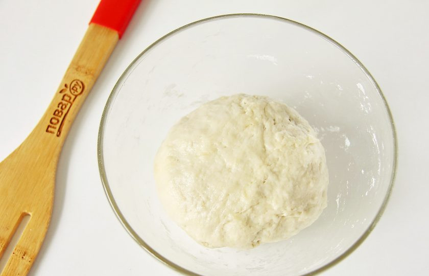 1. Этап. Мини пицца: Затем руками замесите мягкое, немного липкое тесто. Соберите его в шар, смажьте растительным маслом, накройте полотенцем и уберите в теплое место примерно на час, чтобы оно увеличилось в объеме.