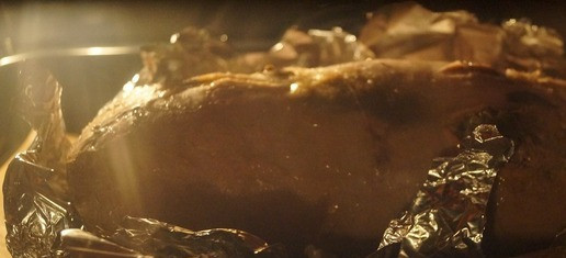 1. Этап. Рулет из свинины Рождественский венок: Рулет достаем, разрезаем фольгу посередине и раскрываем рулет сверху. Возвращаем рулет в духовку и, повысив температуру до 200 градусов, зарумяниваем его сверху.