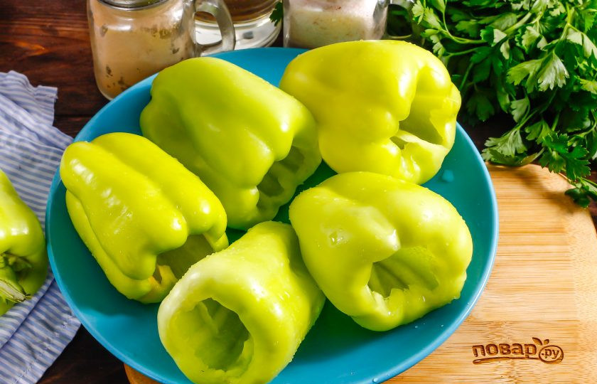 1. Этап. Фаршированный перец по-узбекски: Очистите болгарские перцы от семян, срезав крышечку с каждого плода. Промойте в воде.