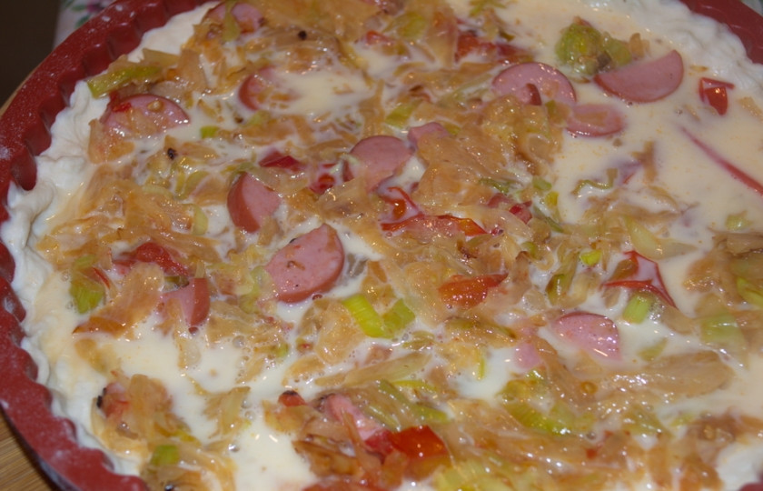 1. Этап. Пирог с капустой и овощами: Выложите начинку на тесто. Распределите. Взбейте яйца и залейте начинку.