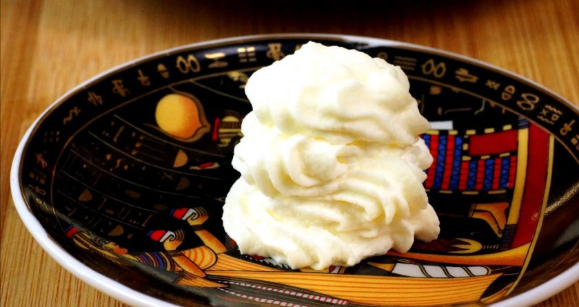 1. Этап. Сливки для взбивания в домашних условиях: На этом фото представлены взбитые готовые сливки спустя сутки после того, как я их выдавил на блюдце кулинарным мешком.