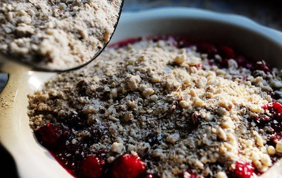 1. Этап. Малиновый пирог: 3. Выложить ягодную смесь в форму для выпечки пирога. Залить сверху приготовленным тестом. Выпекать пирог от 25 до 30 минут, до золотисто-коричневого цвета верхушки.