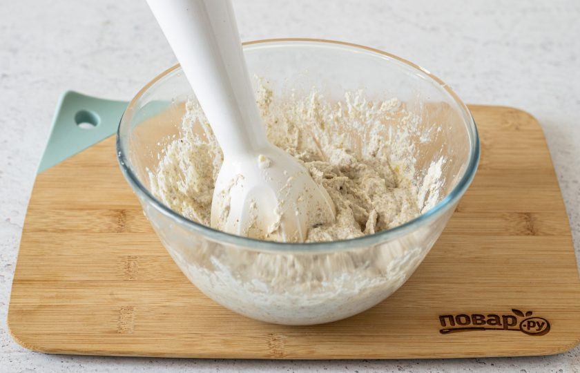 1. Этап. Пасха из зеленой гречки: Блендером измельчите зеленую гречку вместе с кокосовым урбечем, подсластителем, лимонным соком, щепоткой соли и ванильным экстрактом.