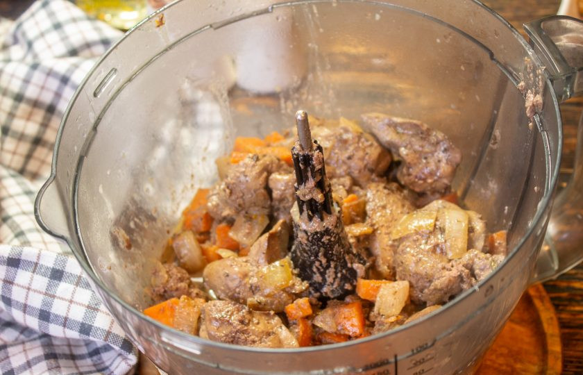 1. Этап. Паштет с инжиром: Овощи и куриную печень выложите в чашу блендера и измельчите в однородное пюре.