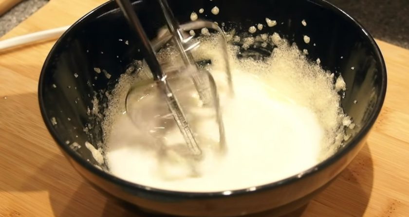 1. Этап. Муссовый торт Рафаэлло: Часть молока поставьте на слабый огонь, добавьте туда ванилин. Пока греется молоко, отдельно разотрите желток с 45 г сахара, добавьте часть молока, которая осталась и оставшуюся муку. Взбейте массу до однородности.