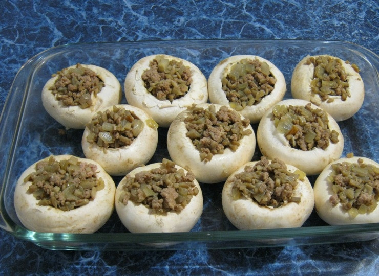 1. Этап. Грибы, фаршированные фаршем: Теперь наполняем каждую шляпку начинкой и выкладываем наши грибочки в форму для запекания.