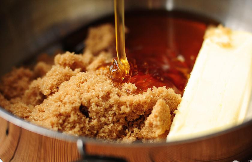 1. Этап. Медовый крем: Смешайте мёд, сахар и масло в кастрюле.