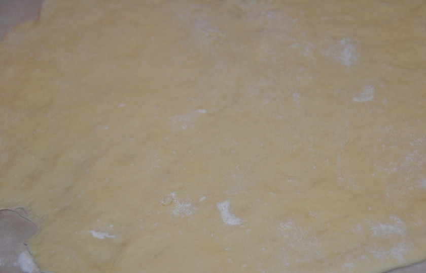 1. Этап. Слоеный Наполеон с заварным кремом: Затем тесто вымешиваем, раскатайте тонкие коржи. Чем тоньше - тем лучше, но не слишком, а то при выпекании поломаются.