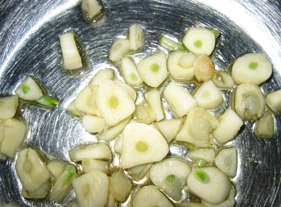 1. Этап. Соус Том ям: Для начала займемся чесноком. Его нужно очистить и порезать средними ломтиками. Достаем сковородку. Наливаем растительное масло и обжариваем чеснок около 30-60 секунду на несильном огне. После этого достаем и откладываем чеснок. Масло нам тоже пригодится.