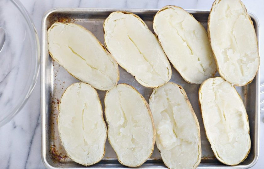 1. Этап. Фаршированный запечённый картофель: 1. Для начала тщательно промойте картофель. Разделите его на половинки и запекайте в мундире в духовке в течение 1 часа при 200 градусах.