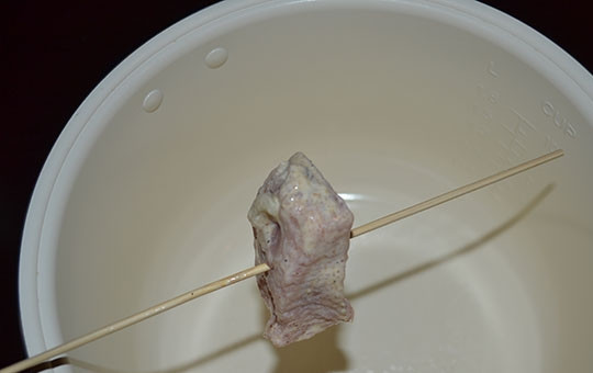 1. Этап. Шашлык из телятины в мультиварке: 2. Теперь берем деревянные шпажки для шашлыка и нанизываем кусочки мяса на них. Кстати, по этому рецепту можно приготовить не только шашлык из телятины в мультиварке, но и шашлык из любого сорта мяса.