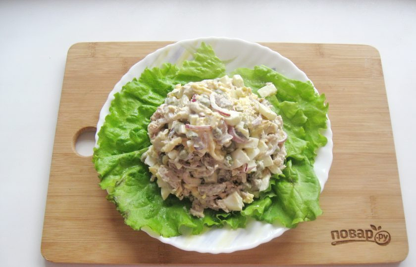 1. Этап. Салат Купеческий на Новый год: Выложите на тарелку с листьями салата.