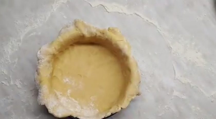 1. Этап. Нежный малиновый чизкейк с хрустящей корочкой: 3. Тесто раскатайте в тонкий круг диаметром 30-35 см и выложите в форму, сформировав бока. Поставьте тесто в холодильник на 20 минут.