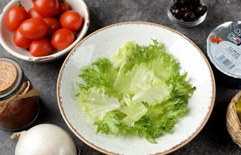 1. Этап. Страчателла с помидорами: В глубокую тарелку выложите латук, слегка порвите его руками.