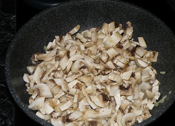 1. Этап. Шампиньоны жареные: К луку отправляем порезанные шампиньоны, солим и перчим.