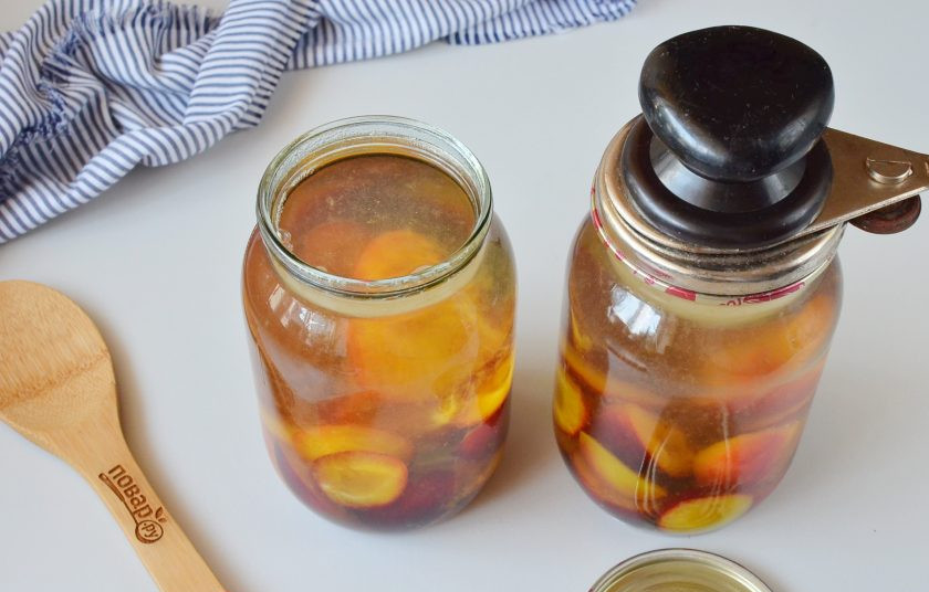 1. Этап. Сливовый компот на зиму: Закатайте ключом, переверните вверх дном банки и укутайте на ночь в одеяло. Утром можно убрать в кладовку или погреб для хранения.