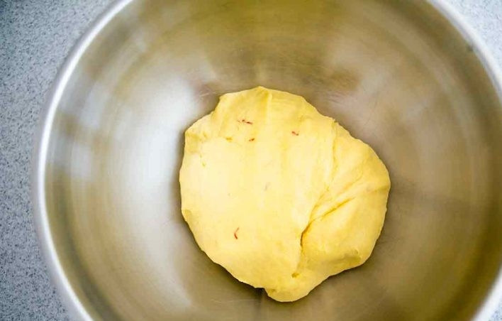 1. Этап. Булочки с шафраном: 7. Выложите тесто в смазанную растительным маслом миску.