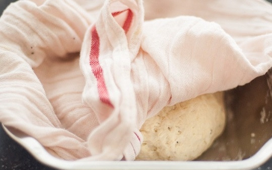 1. Этап. Пресное тесто для пиццы без дрожжей: 3. Замесите однородное тесто, накройте его полотенцем и оставьте на 2-3 часа.