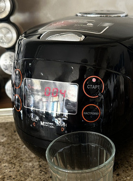 1. Этап. Манная каша без комочков. В мультиварке: Но, все-таки хочу сначала объяснить, отчего вообще я решил этот пост написать. Всё просто. В силу возраста и всяких там изменений в организме есть на завтрак жареное, жирное, мясное и прочее такое уже, оказывается, право не стоит. А возиться с приготовлением чего-то, что по времени дольше 5-10 минут лениво. А приготовить вкусно – быстро не получается. Если обычными методами. Одним словом, для приготовления вкусных и пользительных каш, была приобретена вот такая маленькая мультиварка. Исключительно для приготовления каш. На молоке ли, на воде, но только для каш. Почему так? Если в мультиварке готовить всё: мясо, рыбу, овощи и прочее овощное и молочное, то как её не мой, а со временем набирает агрегат во все свои прокладки, пазы, каналы и прочие закоулки некий очень богатый и насыщенный «букет ароматов». И проникает этот букет в еду, независимо от желания того, кто ее готовит. И молочная каша может вполне припахнуть рыбой или мясной подливой. В общем, была приобретена вот такая маленькая машинка, только для каш.