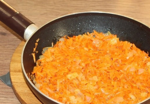 1. Этап. Ленивые голубцы, запечённые под соусом: 12. Обжариваем лук, минуты 3, затем морковь, минут 5. Сдвигаем к краю зажарку и растапливаем кусочек сливочного масла.