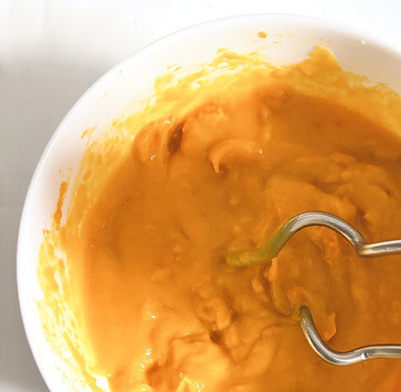 1. Этап. Тыквенный тостовый хлеб: Растопить сливочное масло, добавить вместе с молоком к тыкве и размешать миксером.