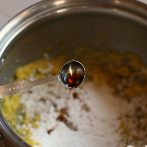 1. Этап. Бабушкин фруктовый пирог: Добавьте крахмал и ваниль.