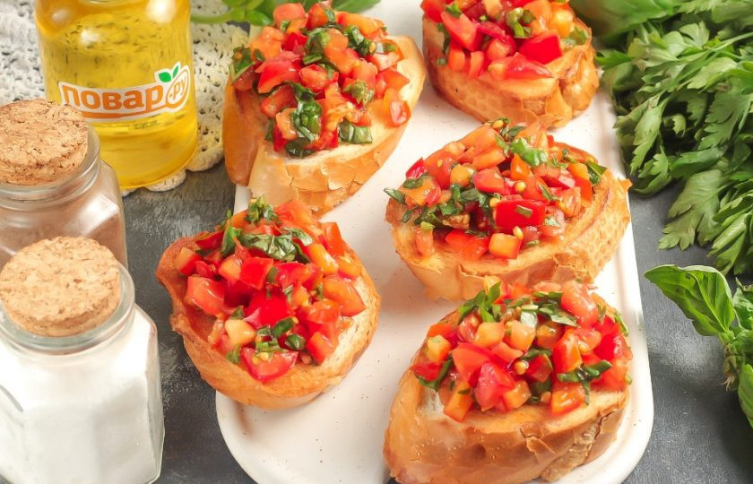 1. Этап. Брускетта с базиликом: Выложите овощную сальсу на поджаренные хлебцы.