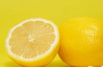 1. Этап. Курица, запеченная с лимоном и белым вином.: 2. Лук режем на несколько частей. Лимон нарезаем тонкими ломтиками.