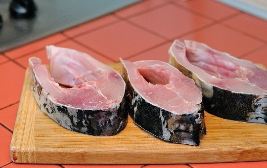 1. Этап. Сазан на сковороде: 1. Рыбу вымойте и обсушите бумажной салфеткой.