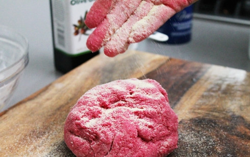 1. Этап. Красные макароны: 5. Выложите тесто на рабочий стол, присыпьте немного мукой и снова вымешайте как следует руками.