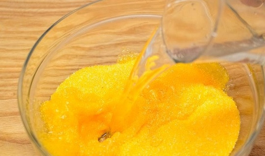 1. Этап. Каша кукурузная: 2. Влейте стакан воды и аккуратно перемешайте.