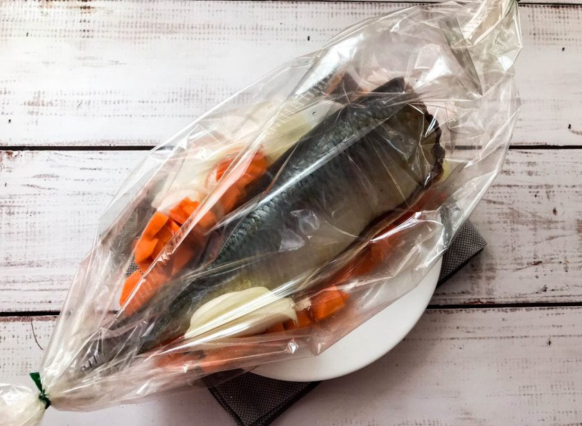 1. Этап. Селедка в духовке в рукаве: Рукав для запекания изнутри смажьте растительным маслом, выложите овощи. Поверх овощей выложите сельдь, посолите ее. Запекайте сельдь в рукаве в духовке при температуре 180 градусов 20-25 минут.