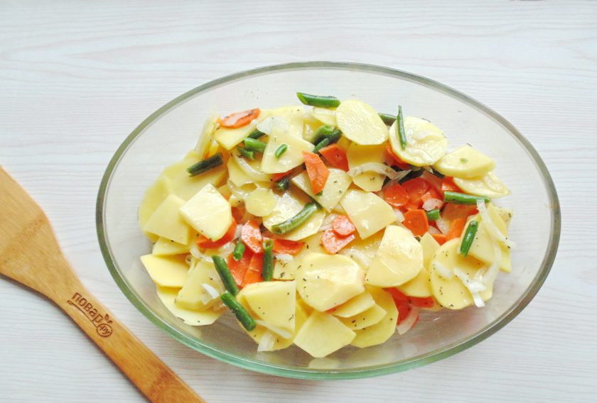 1. Этап. Запеканка с куриными ножками: Переложите нарезанные овощи в форму для запекания, распределив их равномерно.