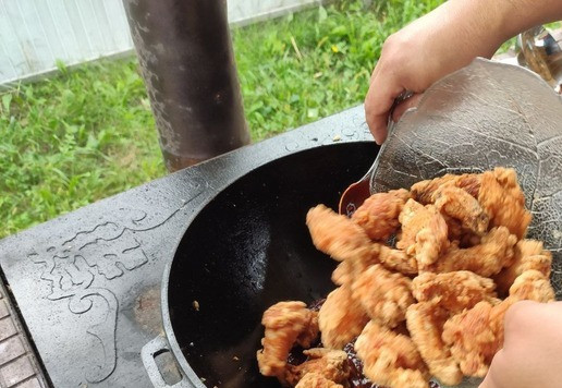 1. Этап. Хрустящие крылышки в остро-сладком соусе: Выложить в соус курицу.