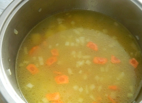 1. Этап. Картофельный суп-толчeнка с квашеной капустой: 7. И заливаем картошку с овощами бульоном.