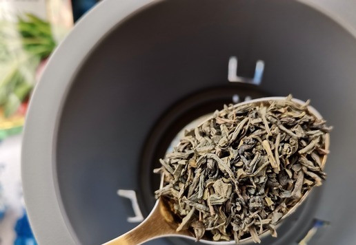 1. Этап. Имбирный чай с розмарином: три чайных ложки зелёного чая,