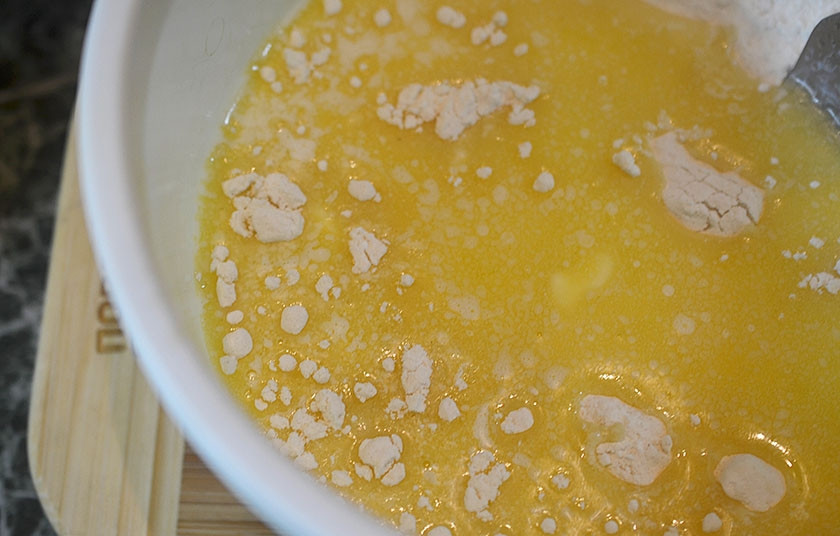 1. Этап. Магрибский грушевый пирог: 2. Добавьте растопленное масло.