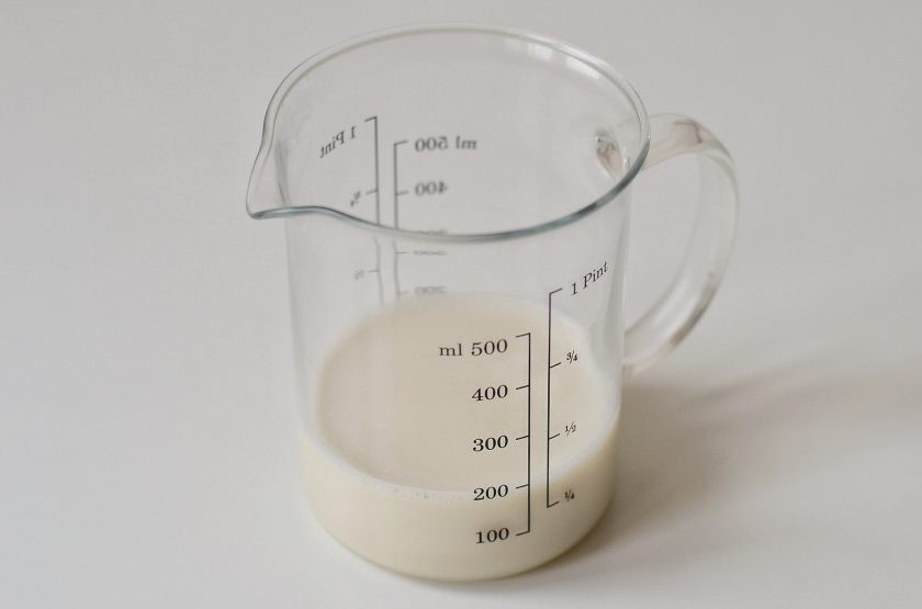 1. Этап. Соевая сметана в домашних условиях: Перелейте соевое молоко в емкость, в которой будете взбивать сметану. Добавьте сахар и соль.