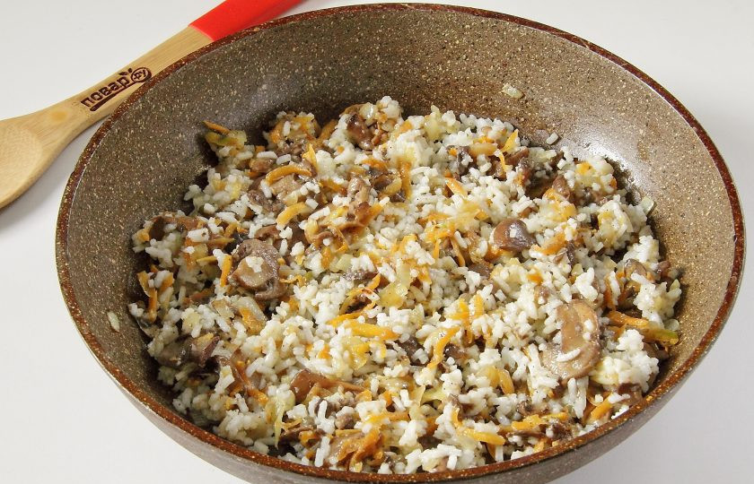 1. Этап. Фаршированные кальмары: 5. Затем добавьте отваренный заранее рис, соль и перец по вкусу. Перемешайте и снимите с огня.