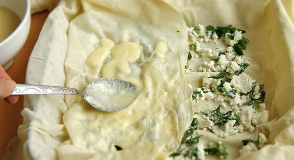 1. Этап. Борек: 7. Теперь выкладываем начинку и закрываем одним её 