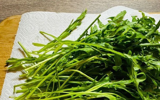 1. Этап. Салат Яркое настроение: Рукколу хорошенько промыть и просушить.